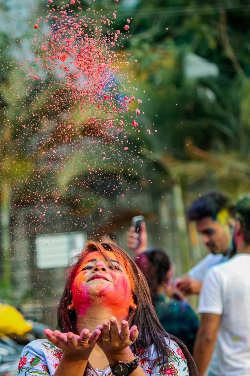 Dziewczynka z wymalowaną twarzą na festiwalu kolorów