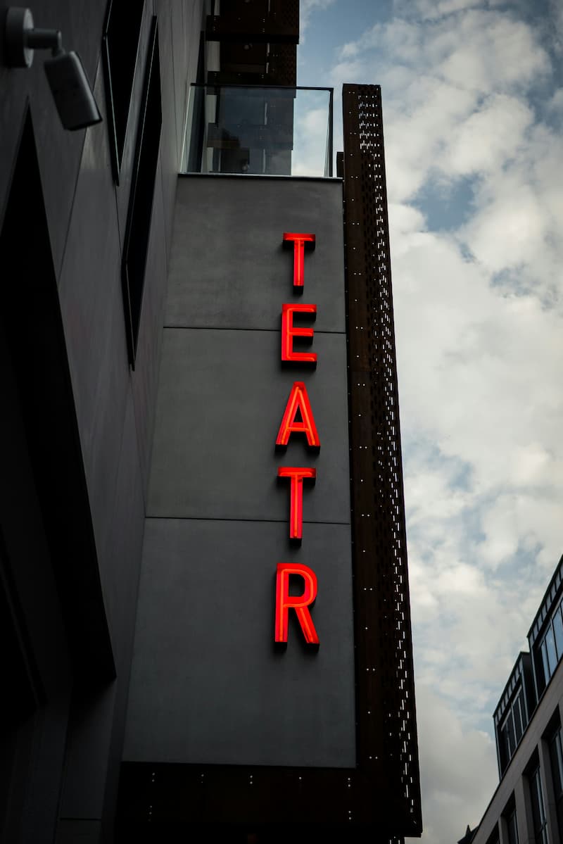 Napis teatr na elewacji budynku.
