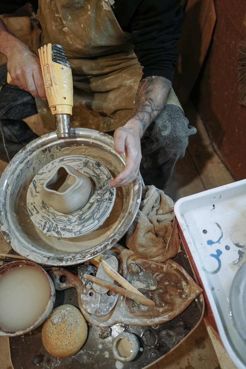 Osoba pracująca przy ceramice